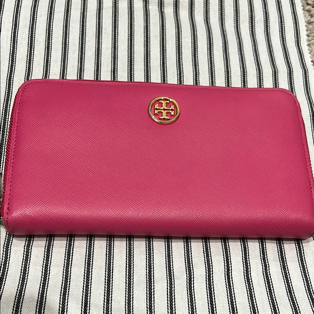 Tory Burch Pink Wallet Saffiano Leather Gold Medallion